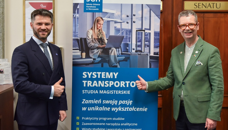 dwóch mężczyzn stoi przy rollupie