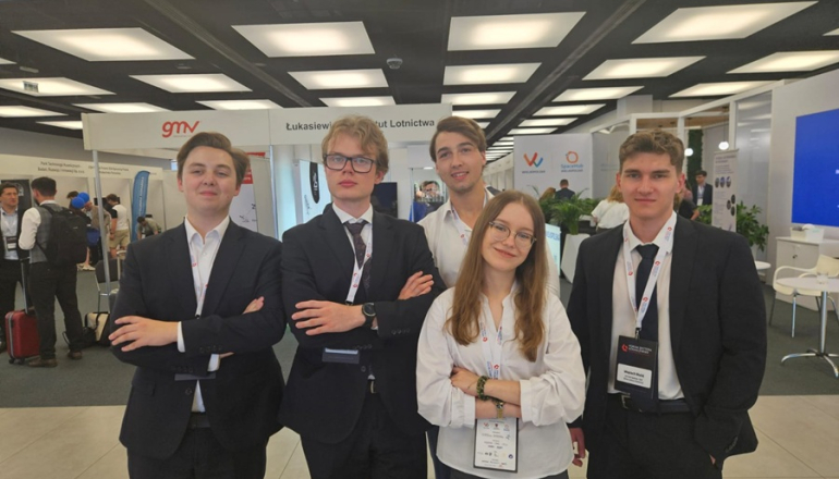 pięcioro studentów pozuje do zdjęcia