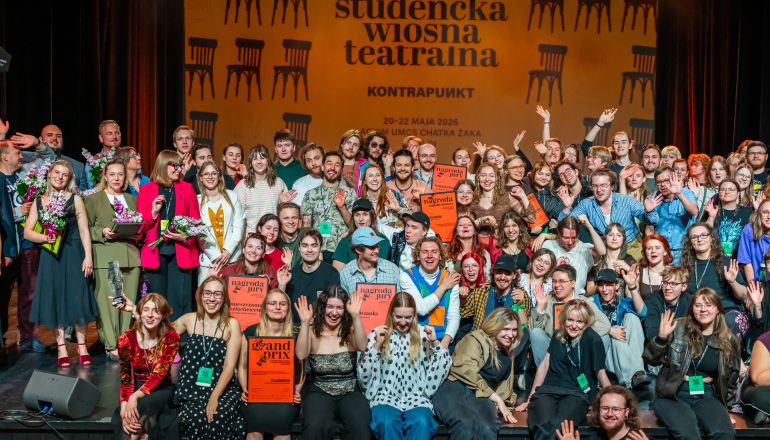 duża grupa studentów aktorów na scenie po rozdaniu nagród