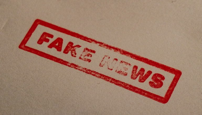na szarym tle czerwony napis "fakenews"