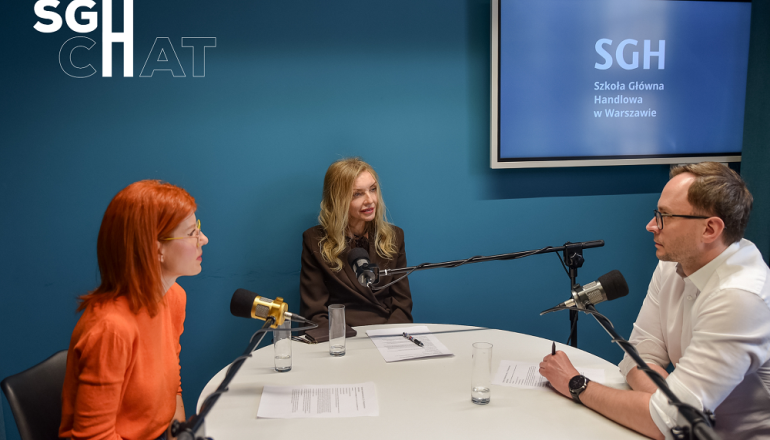 osoby rozmawiające przy mikrofonach, nagranie podcastu