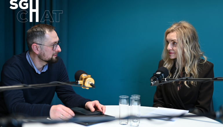 kobieta i mężczyzna w studiu podcastów
