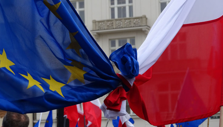 flaga Unii Europejskiei i flaga Polski związane