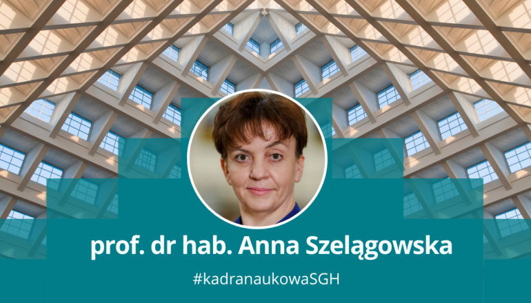 twarz kobiety na tle dachu auli spadochronowej