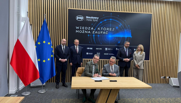 kilka osób przy podpisaniu dokumentów