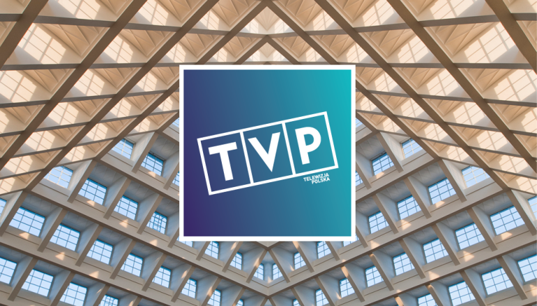 na tle piramidy Auli Spadochronowej logo TVP