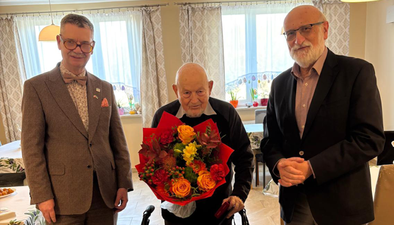 na zdjęciu trzech mężczyzn