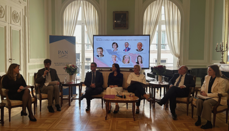 kilka osób dyskutuje na panelu