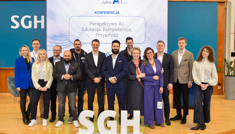 zdjęcie kilkunastu osób na scenie