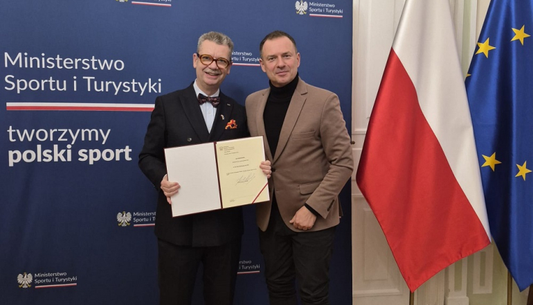 na zdjęciu dwóch panów trzymających dokument 