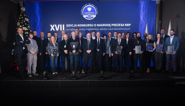 zdjęcie zbiorowe laureatów konkursów i ich promotorów