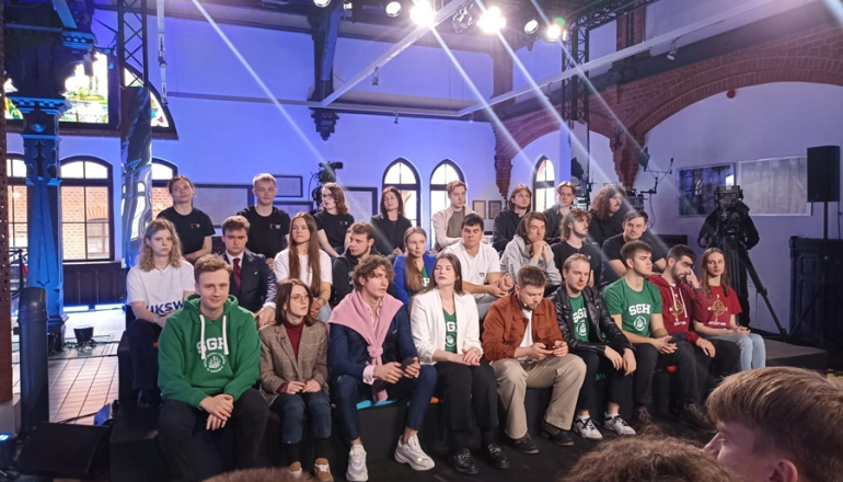 grupa studentów w studiu telewizyjnym