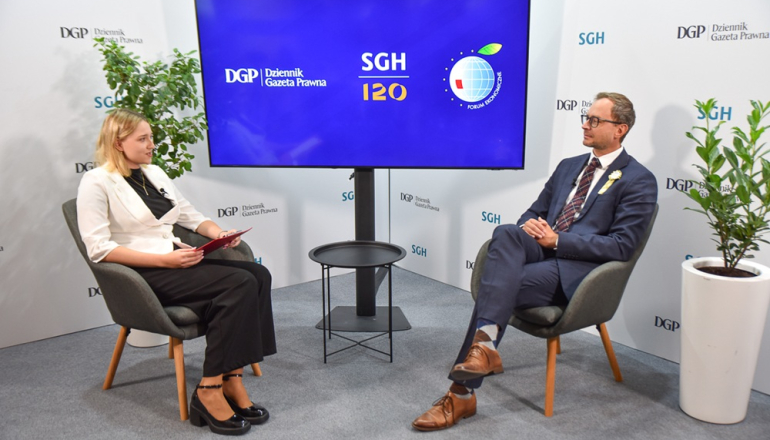 Dwie osoby rozmawiające w studiu SGH-DGP