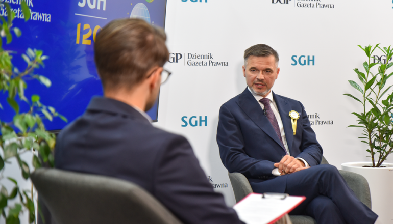 dwóch mężczyzn siedzi w studiu TV
