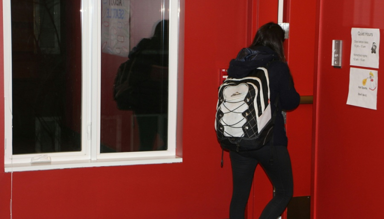 student przy wejściu do akademika