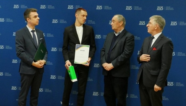 czterech mężczyzn stoi na tle ścianki ZUS