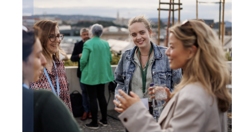 grupa młodych kobiet dyskutuje