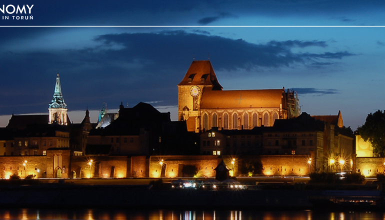 zdjęcie - widok toruńskiej starówki w nocy 