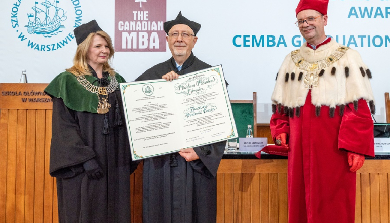 wręczanie dyplomu doctora honoris causa na auli w uczelni