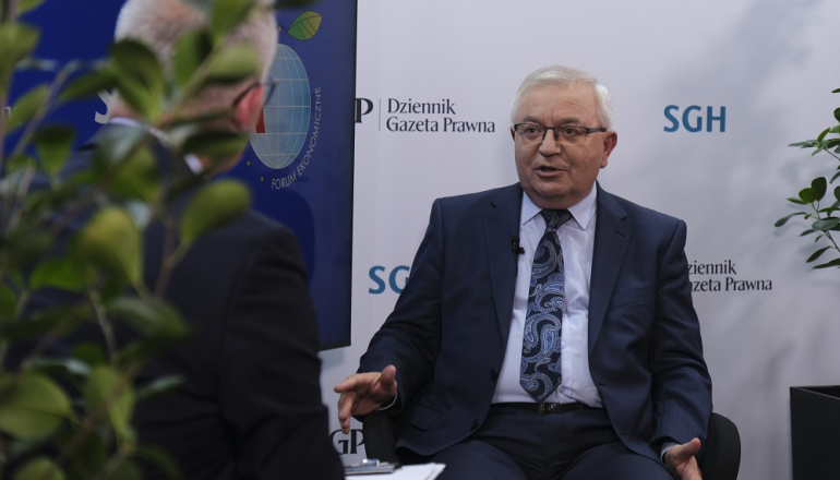 Na zdjęciu mężczyzna rozmawiający z dziennikarzem