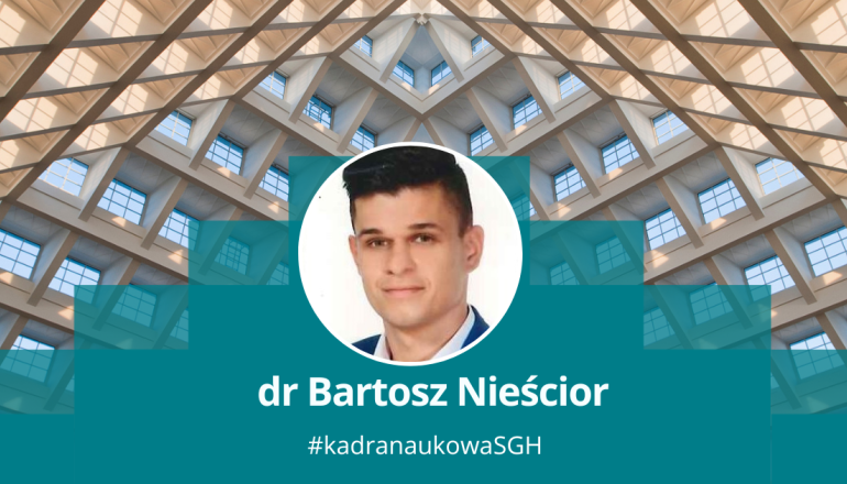 zdjęcie dr. Bartosza na tle dachu auli spadochronowej 