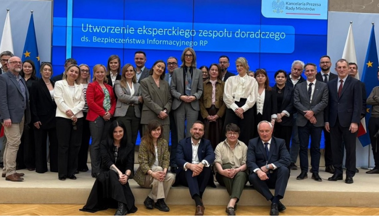 na pozowanym zdjęciu członkowie zespołu doradczego