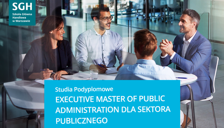 grafika: na zdjęciu czterech mężczyzn i na niebieskim prostokącie napis: studia podyplomowe Master of Public Administration dla sektora publicznego