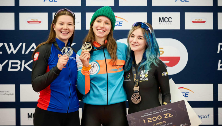 na zdjęciu trzy kobiety trzymające medale