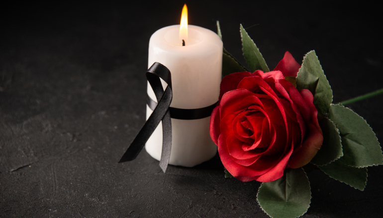 płonąca świeca z czerwoną różą