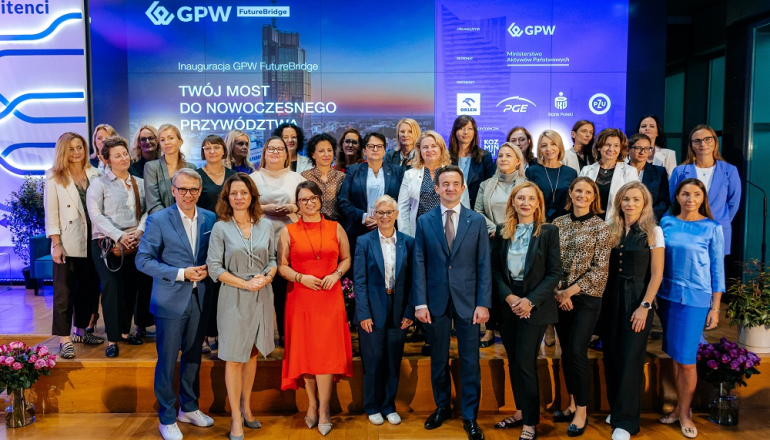 zdjęcie grupowe ponad 20 osób