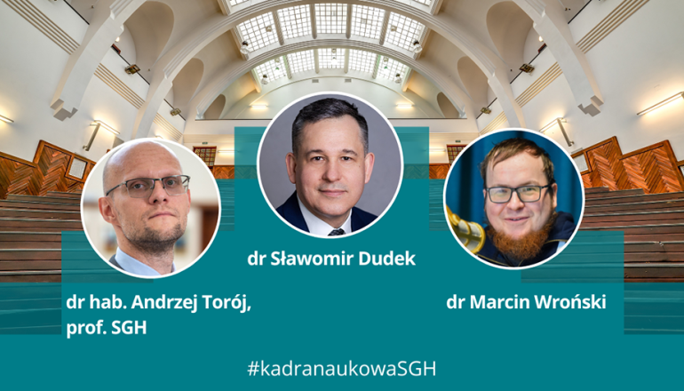 na zdjęciu na tle auli I trzy twarze mężczyzn z podpisami 