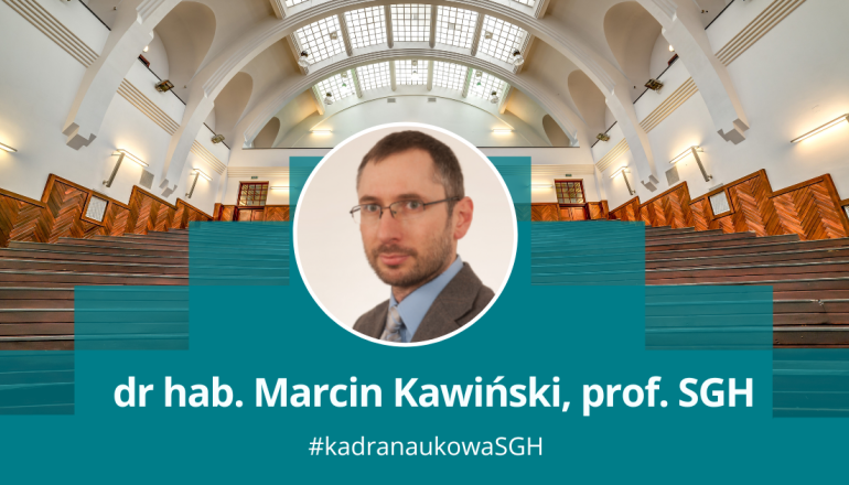 Grafika przedstawiająca okrągłe zdjęcie mężczyzny na tle uczelnianej auli; podpis: dr hab. Marcin Kawiński, prof. SGH #kadranaukowa 