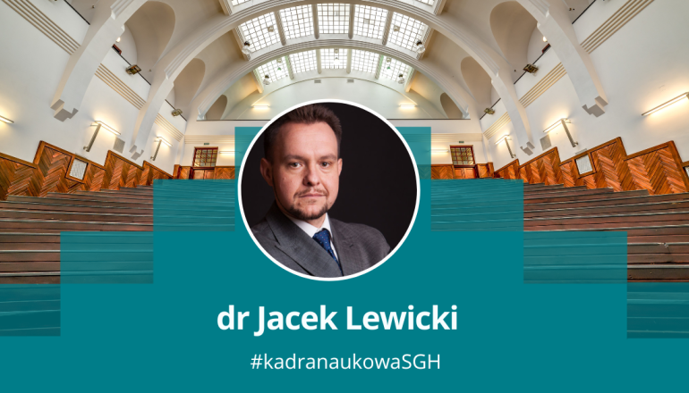 grafika przedstawiająca zdjęcie mężczyzny w okrągłęj ramce na tle wnętrza uczelnianej auli, pod spodem napis: dr Jacek Lewicki # kadranaukowa