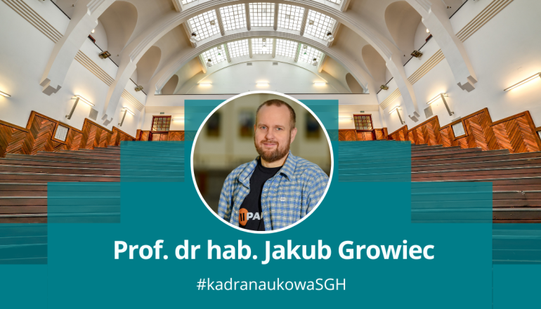 grafika przedstawiająca okrągłe zdjęcie mężczyzny na tle uczelnianej auli i podpis: prof. dr hab. Jakub Growiec #kadranaukowa SGH