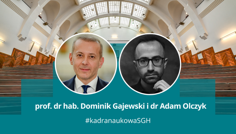 na zdjęciu na tle auli dwie głowy mężczyzn