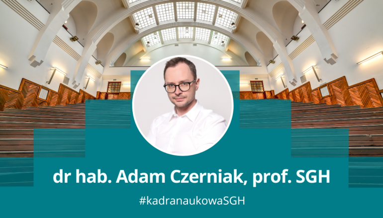 grafika przedstawiająca zdjęcie mężczyzny w okągłęj ramce na tle jednej z uczelnianych auli; podpis: dr hab. Adam Czerniak, prof. SGH #kadranaukowaSGH