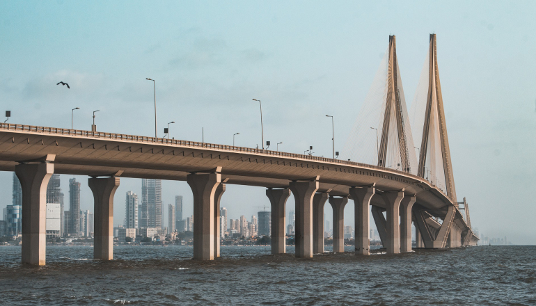 Most samochodowy nad Morzem Arabskim łączący Bandrę na północnych przedmieściach z Worli w południowym Mumbaju.. FOT. ARCHIWUM