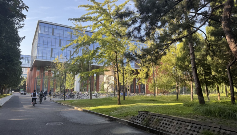 widok budynku uniwersytetu
