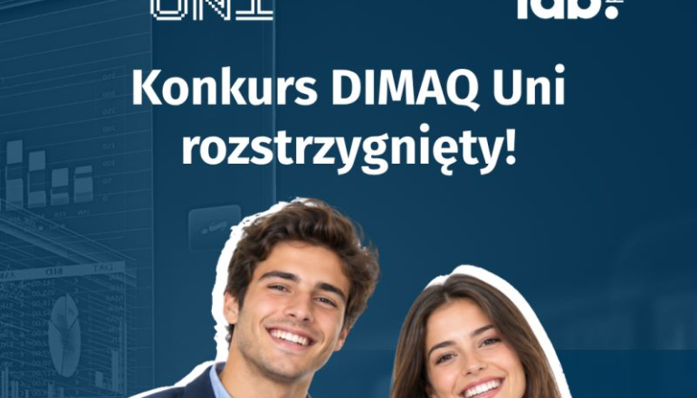 na granatowej grafice dwoje ludzi z podniesionymi do góry kciukami