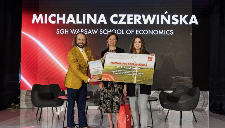 na zdjęciu laureatka konkursu i wręczający dyplom