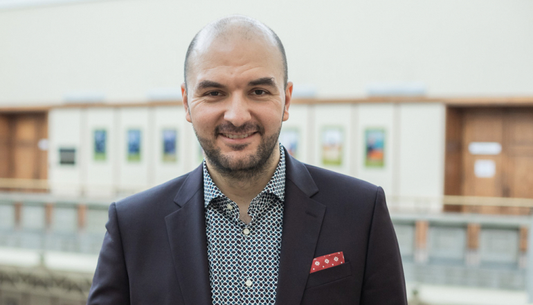 zdjęcie portretowe mężczyzny w garniturze