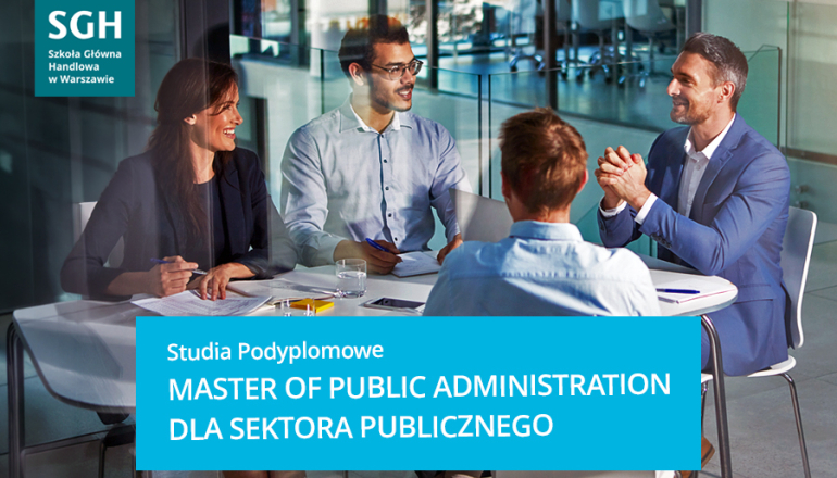grafika: na zdjęciu czterech mężczyzn i na niebieskim prostokącie napis: studia podyplomowe Master of Public Administration dla sektora publicznego