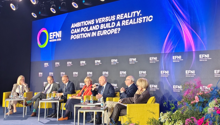 zdjęcie panelistów rozmawiających na kongresie