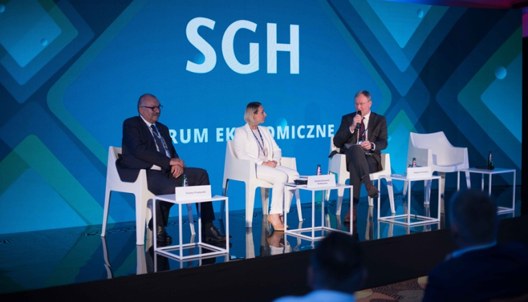 trzy osoby rozmawiają na panelu