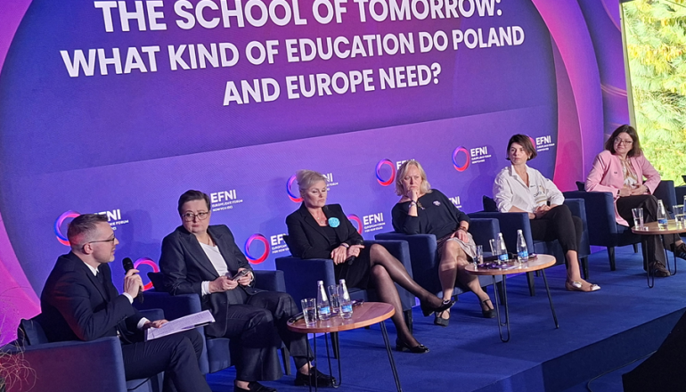 zdjęcie rozmawiających kilku osób na panelu