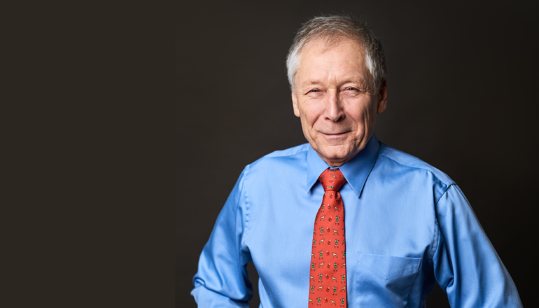 na czarnym tle portret mężczyzny