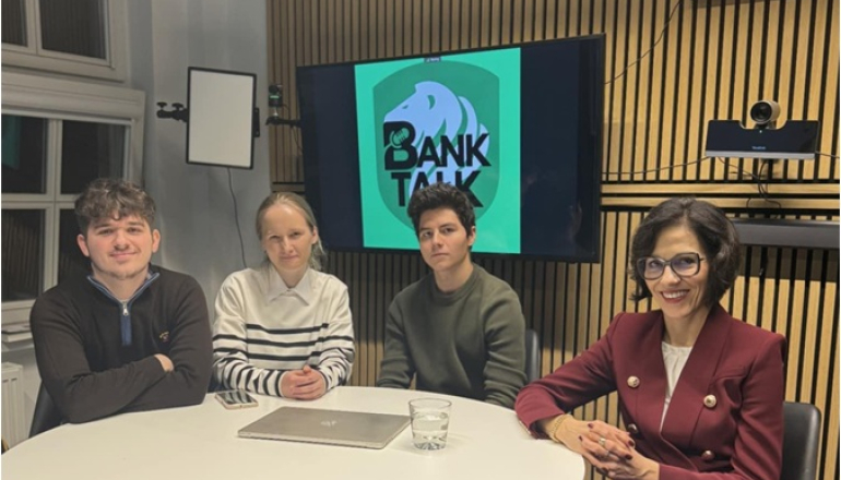 troje studentów i pani profesor w studiu nagrań przy stole