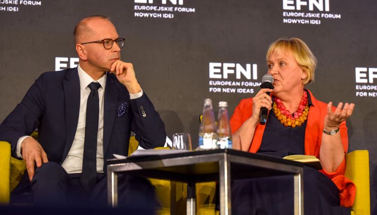 dwie osoby, mężczyzna i kobieta uczestniczące w dyskusji