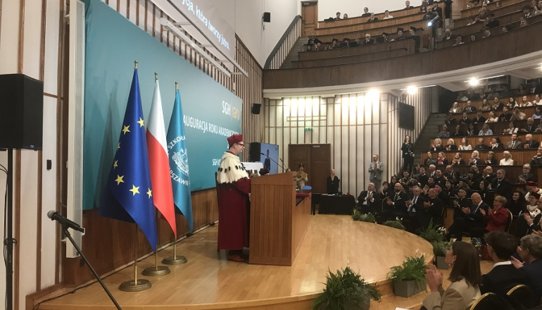 uczelniana aula wypełniona licznymi gośćmi 