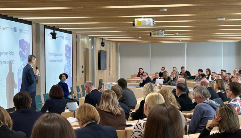 sala wypełniona ludźmi